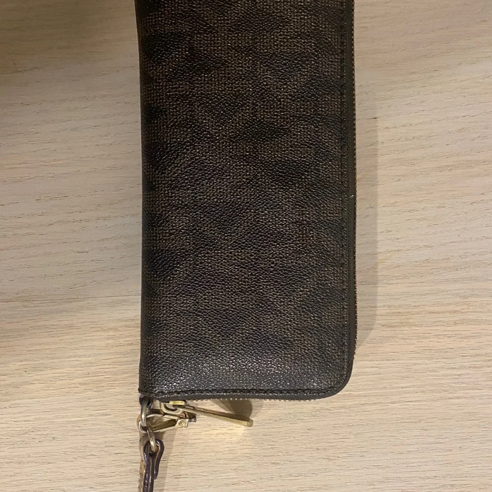 Micheal Kors wallet - Picture 4 of 7